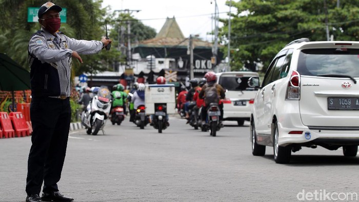 Dinas Perhubungan Daerah Istimewa Yogyakarta (Dishub DIY) melakukan uji coba bebas kendaraan di kawasan Malioboro. Di hari pertama uji coba Malioboro bebas kendaraan ini suasana tampak lengang dari lalu lalang kendaraan.
