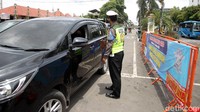 Jalur utama masuk ke kawasan Malioboro sudah ditutup pagar besi berwarna oranye. 