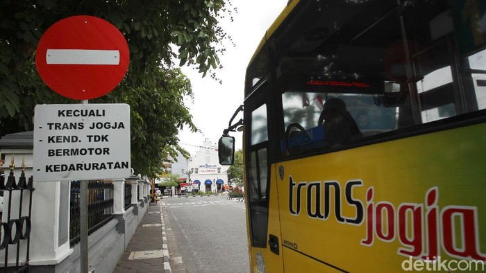 Dinas Perhubungan Daerah Istimewa Yogyakarta (Dishub DIY) melakukan uji coba bebas kendaraan di kawasan Malioboro. Di hari pertama uji coba Malioboro bebas kendaraan ini suasana tampak lengang dari lalu lalang kendaraan.