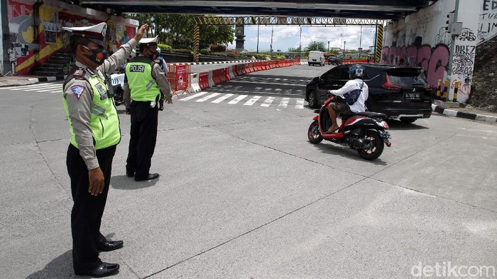 Uji Coba Bebas Kendaraan Bermotor di Malioboro Dinas Perhubungan Daerah Istimewa Yogyakarta (Dishub DIY) melakukan uji coba bebas kendaraan di kawasan Malioboro. Di hari pertama uji coba Malioboro bebas kendaraan ini suasana tampak lengang dari lalu lalang kendaraan.