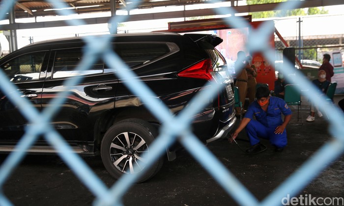 Petugas melakukan uji emisi kendaraan di Kantor Dinas Lingkungan Hidup DKI Jakarta kawasan Kramat Jati, Jakarta, Selasa (3/11/2020). Uji emisi yang diberlakukan secara gratis itu akan rutin digelar setiap Selasa dan Kamis.