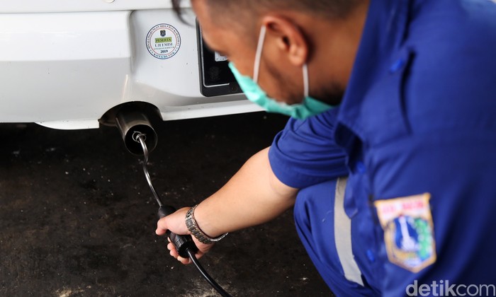 Petugas melakukan uji emisi kendaraan di Kantor Dinas Lingkungan Hidup DKI Jakarta kawasan Kramat Jati, Jakarta, Selasa (3/11/2020). Uji emisi yang diberlakukan secara gratis itu akan rutin digelar setiap Selasa dan Kamis.
