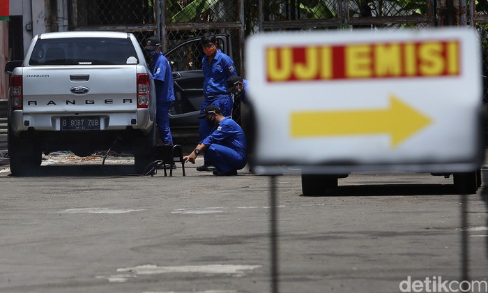 Petugas melakukan uji emisi kendaraan di Kantor Dinas Lingkungan Hidup DKI Jakarta kawasan Kramat Jati, Jakarta, Selasa (3/11/2020). Uji emisi yang diberlakukan secara gratis itu akan rutin digelar setiap Selasa dan Kamis.