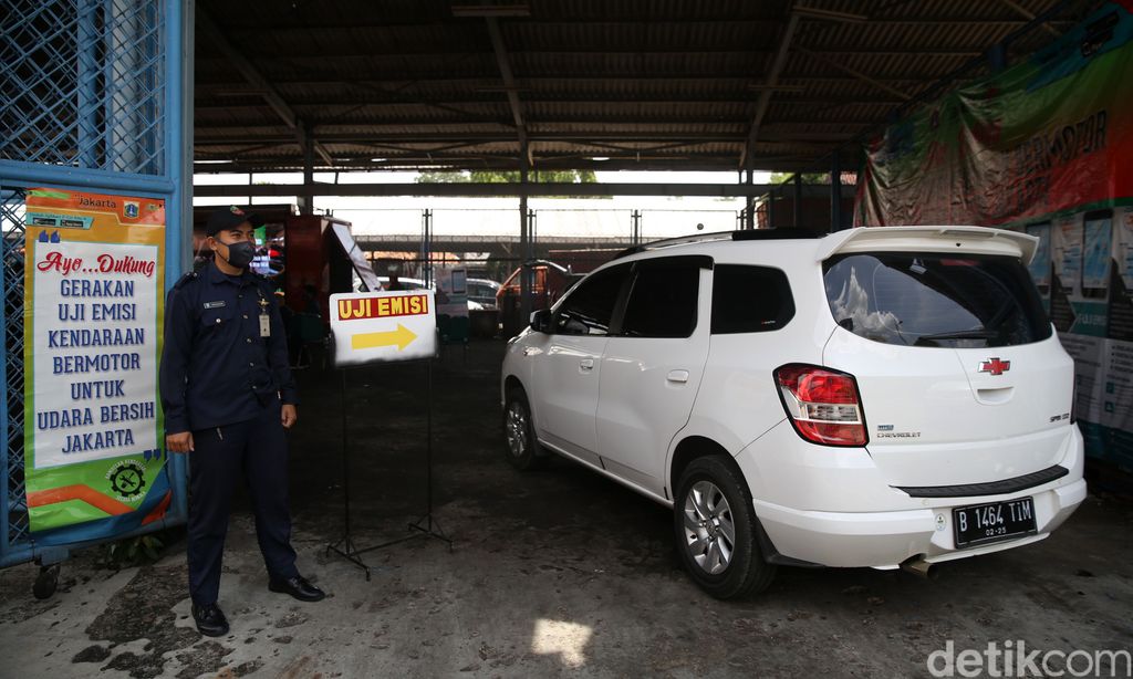 Petugas melakukan uji emisi kendaraan di Kantor Dinas Lingkungan Hidup DKI Jakarta kawasan Kramat Jati, Jakarta, Selasa (3/11/2020). Uji emisi yang diberlakukan secara gratis itu akan rutin digelar setiap Selasa dan Kamis.
