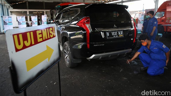 Petugas melakukan uji emisi kendaraan di Kantor Dinas Lingkungan Hidup DKI Jakarta kawasan Kramat Jati, Jakarta, Selasa (3/11/2020). Uji emisi yang diberlakukan secara gratis itu akan rutin digelar setiap Selasa dan Kamis.