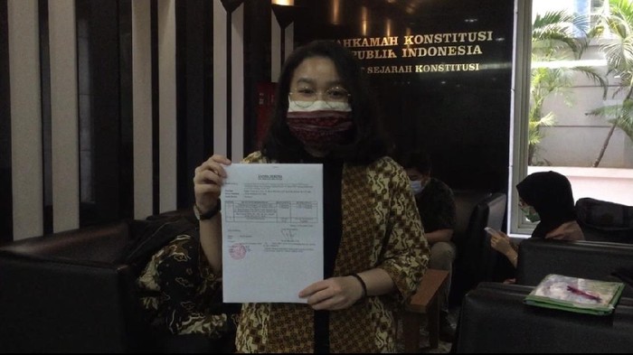 Perwakilan Koalisi Selamatkan MK Violla Reininda menunjukkan tanda terima gugatan, di MK, Selasa (3/11/2020).