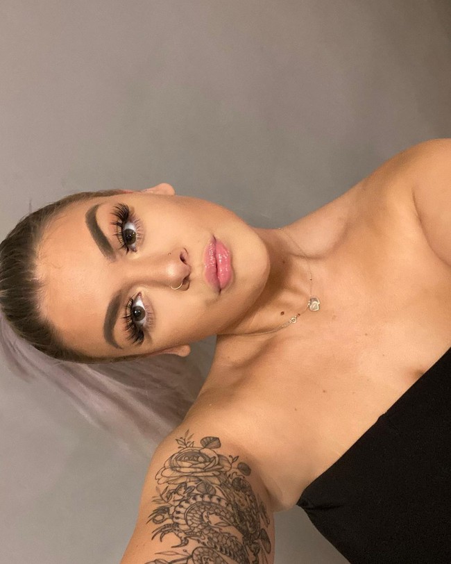 Vicky Rog adalah remaja asal Inggris yang merasa dikutuk karena payudaranya lebih besar dari kebanyakan wanita. Bukannya merasa seksi, Vicky mengaku malah tersiksa karena payudaranya membuat punggung sakit hingga ia tidak bisa membungkuk. Foto: Instagram @viicckkyx