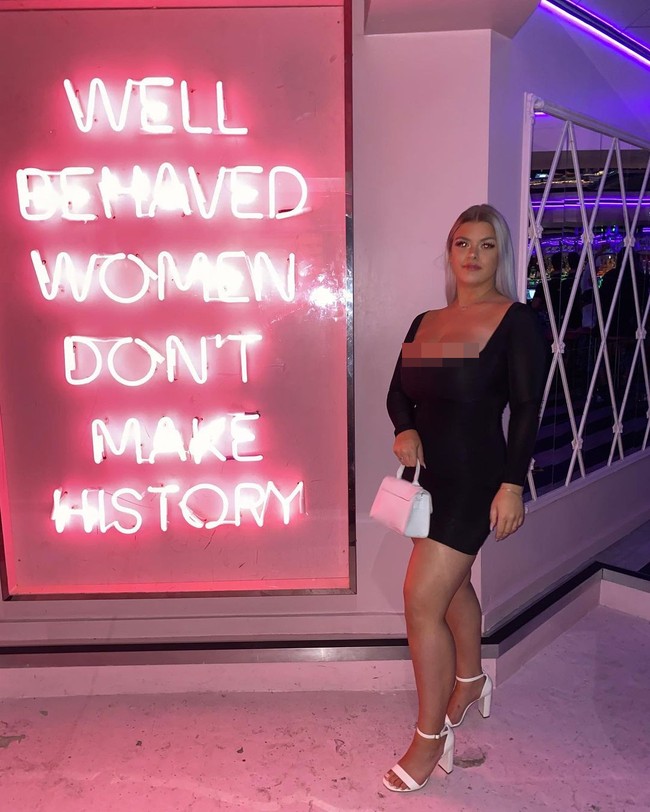 Selama sekolah orang-orang menyebutku Vicky Payudara Besar yang kebanyakan orang merasa lucu dan aku akan menertawainya dan itu menjadi sebuah kebiasaan. Tapi setiap kali aku mendengar itu aku ingin menangis dan tidak pernah keluar, ujarnya. Foto: Instagram @viicckkyx