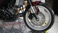 Tidak ada yang diubah dari sektor dapur pacunya, mesin XSR155 dan rangka delta box khas Yamaha juga masih terekspos lebih jelas. Foto: Agung Pambudi