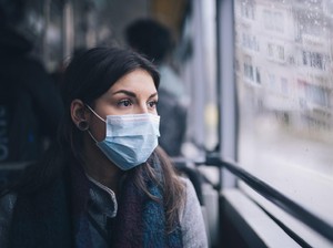 CDC Perbarui Pedoman, Wajib Pakai Masker di Rumah Pada Kondisi Ini
