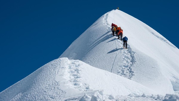 Wanita Nepal Cetak Rekor Baru Pendaki Everest Tercepat no-1 Dunia