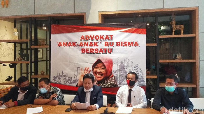 Wali Kota Surabaya Tri Rismaharini diadukan seorang pengacara, Abdul Malik ke Polda Jatim. Kini ada puluhan advokat yang berempati dan siap membela Risma.