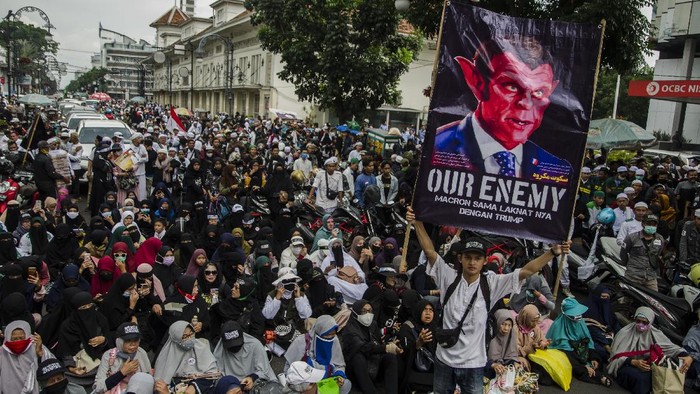 AKSI BELA NABI DI BANDUNG Massa yang tergabung dalam Aliansi Pergerakan Islam (API) Jabar berunjuk rasa di Gedung Merdeka, Bandung, Jawa Barat, Rabu (4/11/2020). Aksi tersebut untuk mengecam dan protes terhadap Presiden Prancis Emmanuel Macron yang dianggap menghina Nabi Muhammad SAW sekaligus kordinasi seruan berangkat ke Jakarta untuk menjemput kedatangan Rizieq Shihab ke Indonesia. ANTARA FOTO/Novrian Arbi/foc.