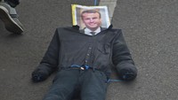 Massa dari aliansi ormas muslim ini berunjuk rasa dengan menyeret boneka berwajah Presiden Prancis Emmanuel Macron di jalanan, Rabu (4/11/2020). ANTARA FOTO/Asep Fathulrahman