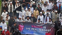 Dalam aksi yang berlangsung damai itu, mereka memprotes keras serta mengecam pernyataan Presiden Prancis Emmanuel Macron yang dinilai telah menghina simbol-simbol kesakralan Agama Islam dan Nabi Muhammad SAW. ANTARA FOTO/Asep Fathulrahman