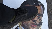 Ada juga poster Macron yang bertuliskan Gantung Penghina Nabi dan dinjek oleh massa. ANTARA FOTO/Asep Fathulrahman