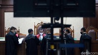 Andi Irfan Jaya didakwa melanggar Pasal 15 Jo Pasal 5 ayat (1) huruf a atau Pasal 13 Undang-Undang Nomor 31 Tahun 1999 Tentang Pemberantasan Tindak Pidana Korupsi sebagaimana telah diubah dengan Undang-Undang Nomor 20 Tahun 2001 Tentang Perubahan atas Undang-Undang Nomor 31 Tahun 1999 Tentang Pemberantasan Tindak Pidana Korupsi.