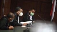 Jaksa membacakan dakwaaanya.