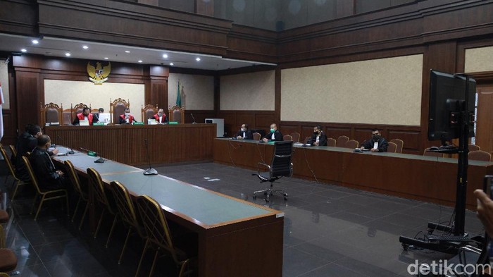 Rekan Pinangki Sirna Masari, Andi Irfan Jaya, didakwa menjadi perantara suap Djoko Tjandra ke Pinangki. Sidang dakwaan Andi Irfan Jaya dilakukan secara virtual.