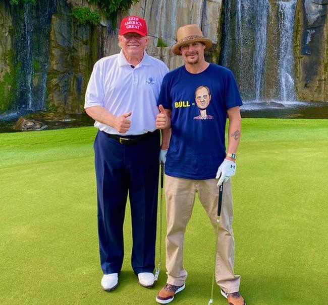 Donald Trump masih menjadi pilihan favorit musisi Kid Rock untuk memimpin AS di periode kedua. Seperti dikabarkan New York Post, ia sempat menghadiri debat capres antara Trump dan Biden di Nashville sebagai bentuk dukungannya terhadap Sang Petahana. (Foto: Instagram)