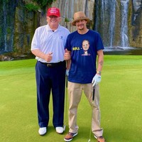 Donald Trump masih menjadi pilihan favorit musisi Kid Rock untuk memimpin AS di periode kedua. Seperti dikabarkan New York Post, ia sempat menghadiri debat capres antara Trump dan Biden di Nashville sebagai bentuk dukungannya terhadap Sang Petahana. (Foto: Instagram)