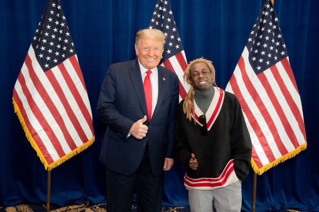 Meski kerap diidentikkan sebagai pendukung kelompok rasialis white supremacist, Donald Trump  tetap memiliki simpatisan dari warga Kulit Hitam. Salah satunya, rapper Lil Wayne. Ia bertandang ke Gedung Putih belum lama ini untuk bertemu Trump. Baru saja menemui @realdonaldtrump @potus. Selain kinerjanya yang bagus dalam mereformasi hukum kriminal, dia punya tujuan utama dalam mendukung komunitas, puji Lil Wayne di Twitter. (Foto: Instagram)