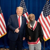 Meski kerap diidentikkan sebagai pendukung kelompok rasialis white supremacist, Donald Trump  tetap memiliki simpatisan dari warga Kulit Hitam. Salah satunya, rapper Lil Wayne. Ia bertandang ke Gedung Putih belum lama ini untuk bertemu Trump. Baru saja menemui @realdonaldtrump @potus. Selain kinerjanya yang bagus dalam mereformasi hukum kriminal, dia punya tujuan utama dalam mendukung komunitas, puji Lil Wayne di Twitter. (Foto: Instagram)