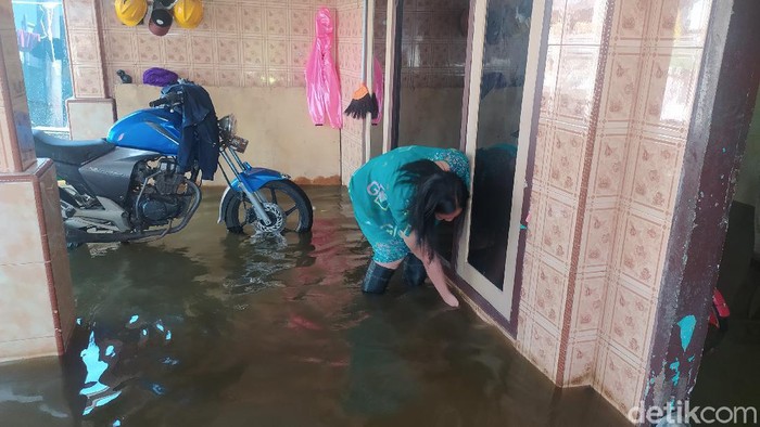 Banjir yang melanda dua desa di Kecamatan Tanggulangin, Sidoarjo belum surut. BPBD Sidoarjo akan mengerahkan tujuh pompa.
