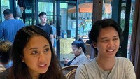 Sebelum resmi menikah, Baskara Mahendra dan Sherina Munaf memang dikenal sebagai pasangan yang romantis. Ada banyak momen mesra mereka yang dibagikan di Instagram. Foto: Instagram @baskaramahendra