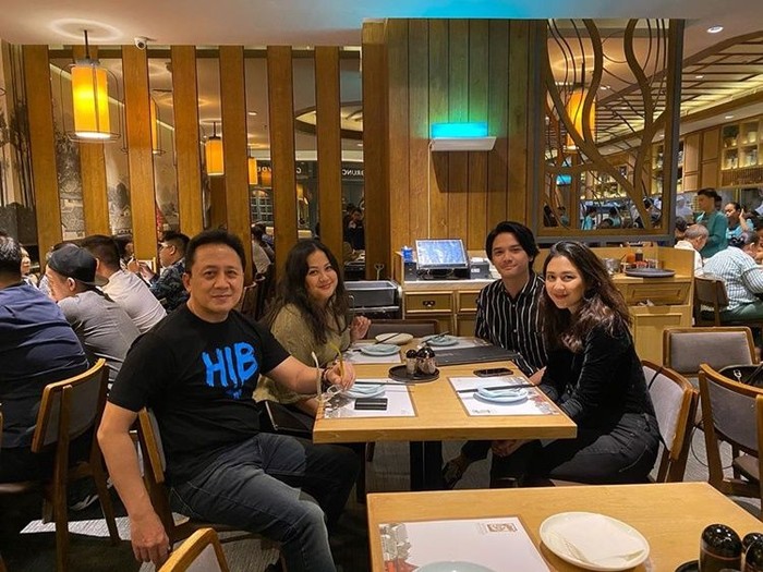 Baskara Mahendra Romantisnya Baskara Mahendra saat Makan Bareng Sherina Munaf