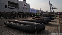 Para personel serta sejumlah peralatan penanganan banjir tampak dihadirkan dalam Apel Kesiapsiagaan Hadapi Musim Hujan 2020 di kawasan Dermaga JICT 2, Tanjung Priok, Jakarta.