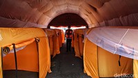 Tenda pengungsian itu pun diutamakan untuk pengungsi rentan seperti lansia, ibu hamil, serta anak-anak.