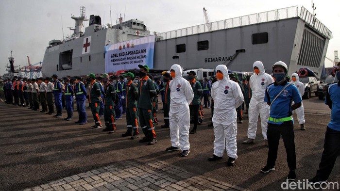 Bersiap Hadapi Musim Hujan, Tim Gabungan Siaga Bencana di Jakarta Apel Kesiapsiagaan Menghadapi Musim Hujan digelar di Jakarta. Ratusan personel gabungan pun mengikuti apel yang diselenggarakan untuk menghadapi musim hujan itu