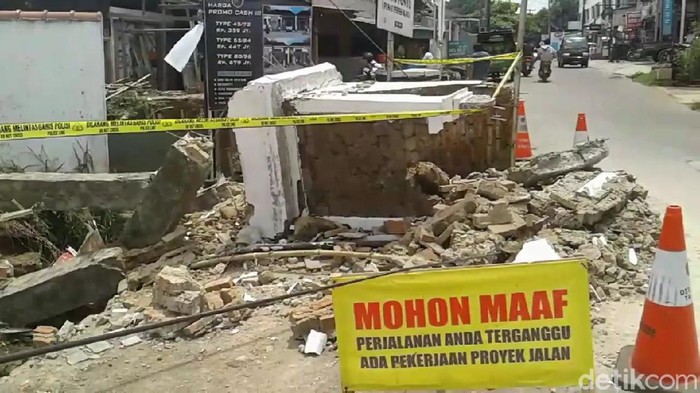Kecelakaan kerja hingga menelan korban jiwa terjadi di proyek pembangunan drainase di wilayah Kelurahan Munjul Jaya, Purwakarta, Jawa Barat. Asep Aprian bocah (13) tewas tertimpa puing bangunan gapura yang berada di samping proyek tersebut.