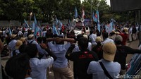 Sebuah mobil komando juga terlihat di antara buruh yang turun ke jalan.