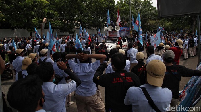 Sejumlah buruh Astra gelar aksi unjuk rasa di depan pabrik Astra yang berada di Sunter, Jakut. Dalam aksi itu, para buruh menolak dilakukannya PHK sepihak.