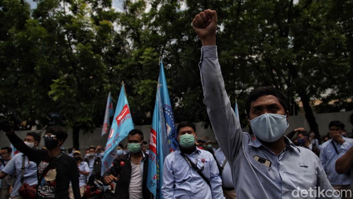 Sejumlah buruh Astra gelar aksi unjuk rasa di depan pabrik Astra yang berada di Sunter, Jakut. Dalam aksi itu, para buruh menolak dilakukannya PHK sepihak.