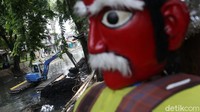 Petugas Unit Alkal Dinas Tata Air menggunakan alat berat melakukan pengerukan kali Sentiong di Tanah Tinggi, Jakarta Pusat, Rabu (4/11/2020).