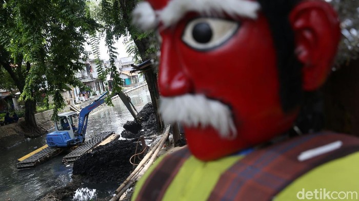 Lumpur di Kali Sentiong di Tanah Tinggi, Jakarta Pusat, dikeruk, Rabu (4/11/2020). Kegiatan pengerukan ini guna mengantisipasi banjir saat musim hujan.