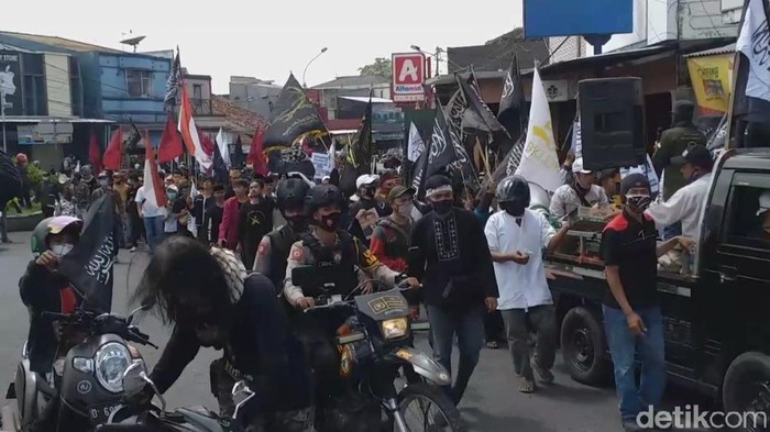 Demo di Garut serukan boikot produk Prancis.