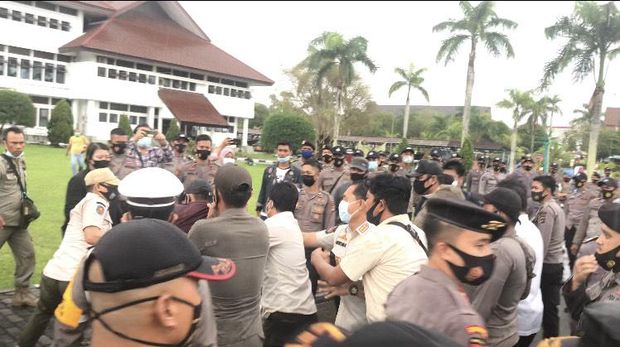Demo mahasiswa dalam rangka evaluasi kinerja Gubernur Babel berakhir ricuh, Rabu (4/11/2020).