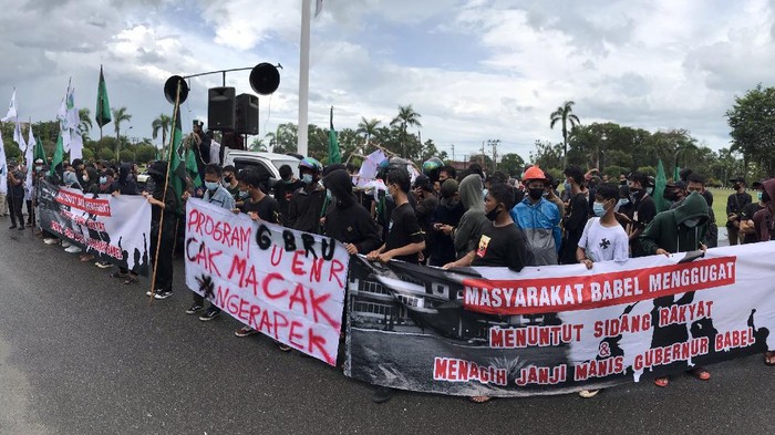 Demo mahasiswa dalam rangka evaluasi kinerja Gubernur Babel berakhir ricuh, Rabu (4/11/2020).