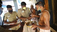 Doa untuk kemenangan Harris salah satunya dilakukan di sebuah kuil di desa Thulasendrapuram yang berada di selatan Chennai, Tamil Nadu, India, Selasa (3/11/2020) waktu setempat.
