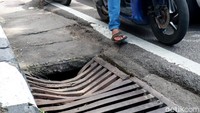Hal tersebut dapat membahayakan kedaraan yang melintas khususnya pengguna sepeda motor.