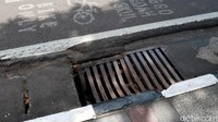 Seperti diketahui, jika kondisi arus lalu lintas di jalan tersebut padat para pengguna sepeda motor kerap menggunakan bahu jalan tersebut untuk menyalip kendaraan didepannya.