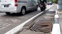 Kondisi besi penutup saluran air yang rusak itu membuat para pengendara motor diimbau untuk berhati-hati saat melintasi jalan tersebut.