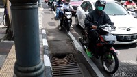 Sejumlah pengendara motor dan mobil melintas di samping besi penutup saluran air yang rusak di Jalan Merdeka, Kota Bandung, Rabu (4/11/2020).