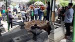Duka Selimuti Proses Pemakaman Ki Seno di Yogyakarta