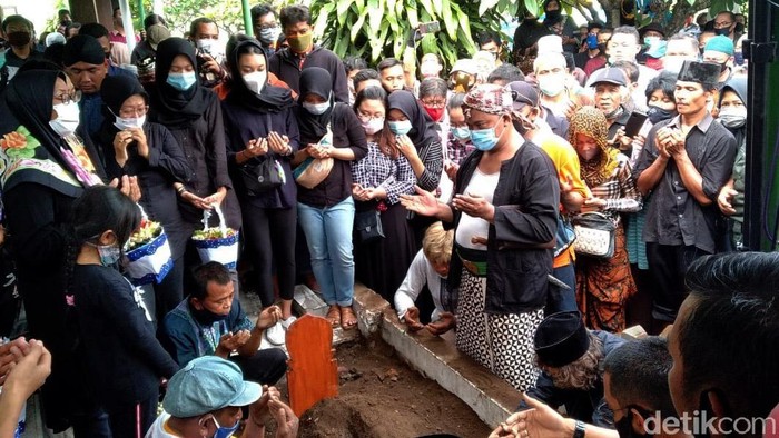 Suasana duka menyelimuti proses pemakaman Ki Seno Nugroho. Dua wayang kulit berwarna hitam ikut dikuburkan, yakni tokoh pewayangan Bagong dan Bima.