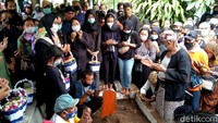 Suasana haru mengiringi pemakaman dalang wayang kulit asal Yogyakarta, Ki Seno Nugroho. Jenazah dalang kondang ini dimakamkan satu liang lahat dengan almarhum ayahnya, Ki Suparman Cermowiyoto.